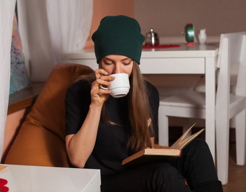 Femme avec tasse et livre