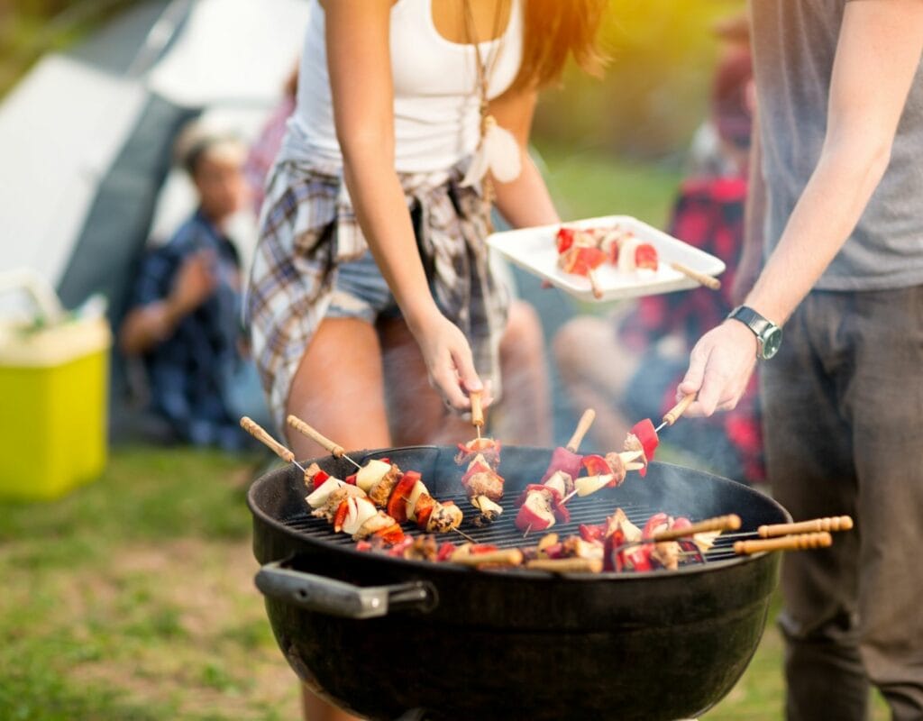 Leute grillen im Park