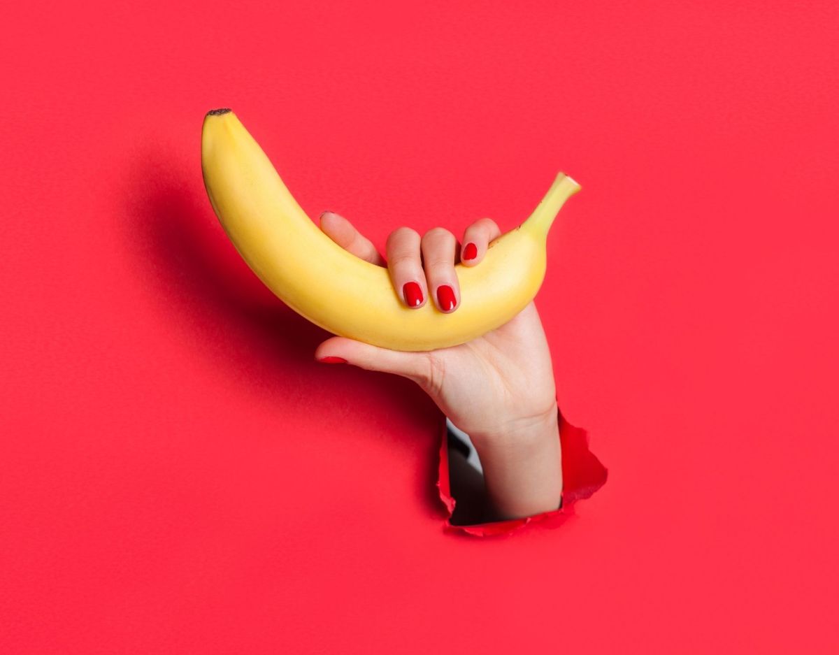 Frau mit Banane in der Hand