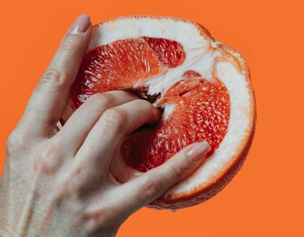 Frauenhand und Grapefruit masturbieren