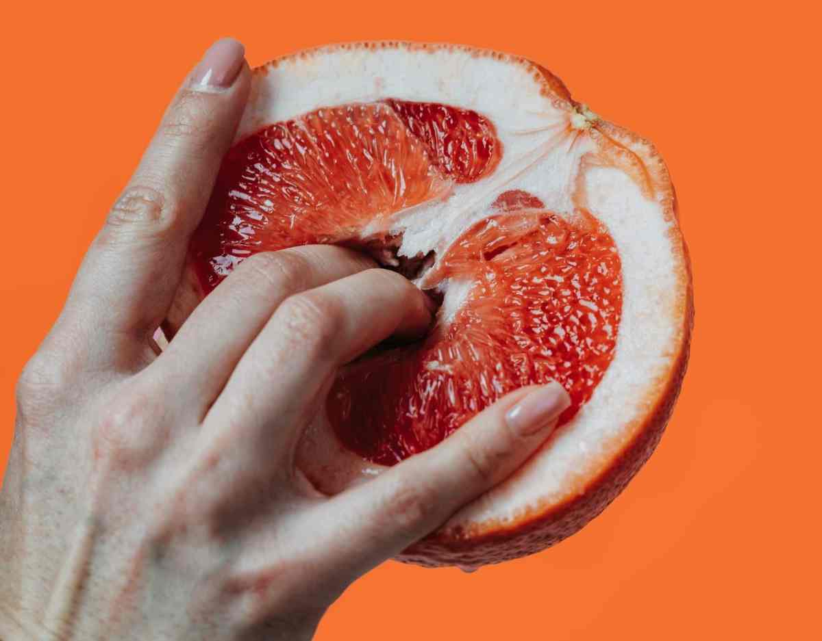 Frauenhand und Grapefruit masturbieren