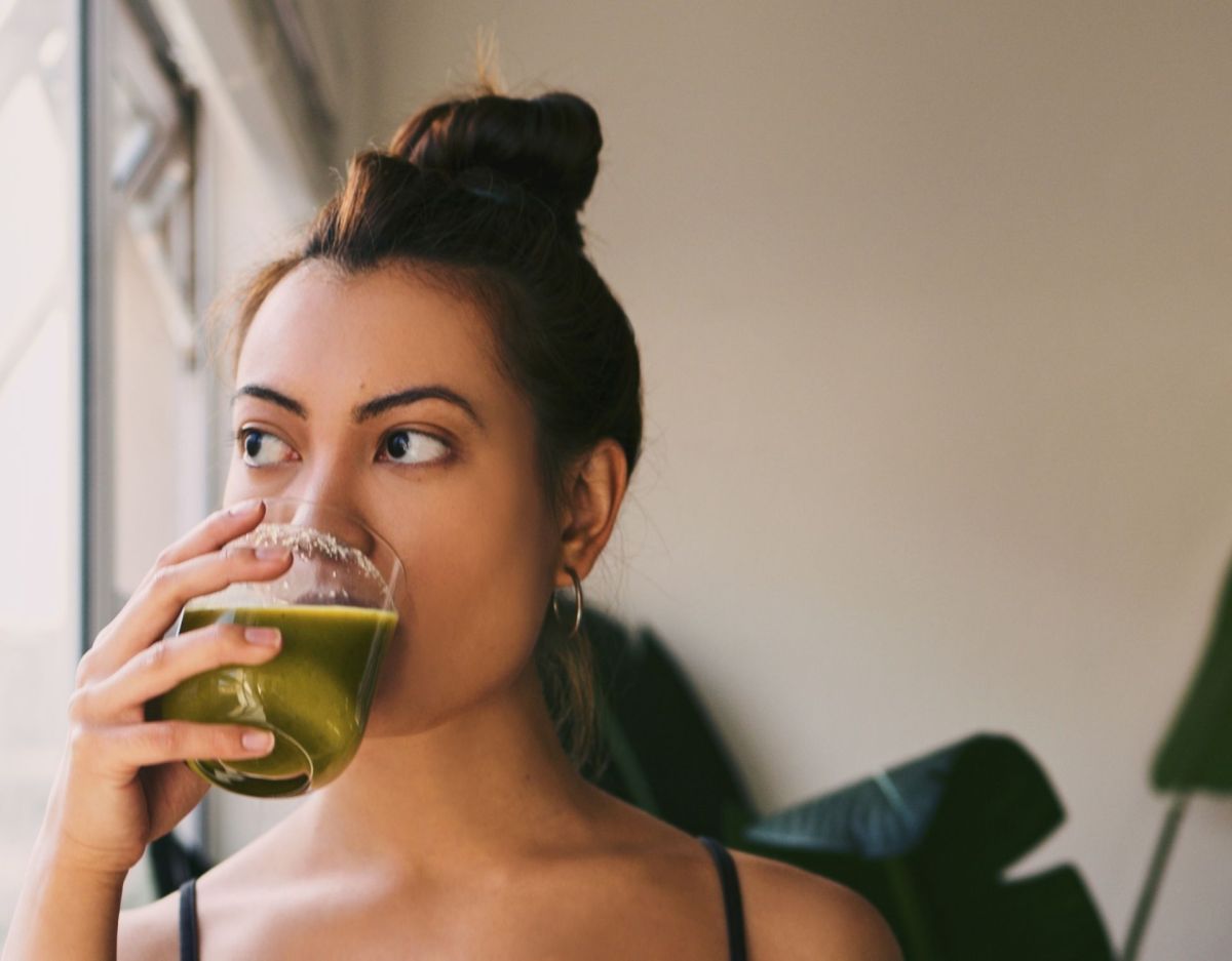 Körper entgiften Hausmittel Frau Smoothie