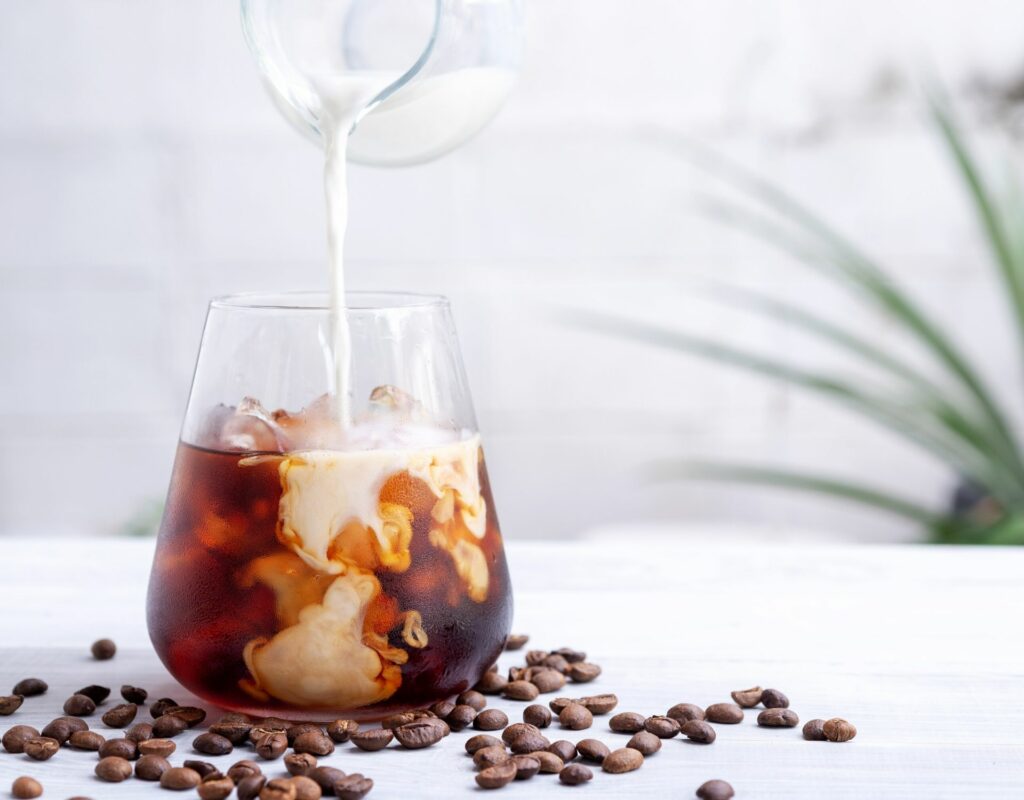 kalter kaffee cold brew mit milch