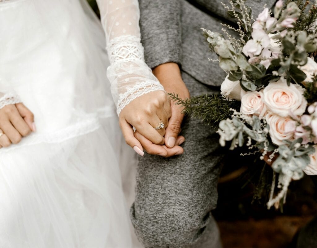 Brautpaar hält Händchen