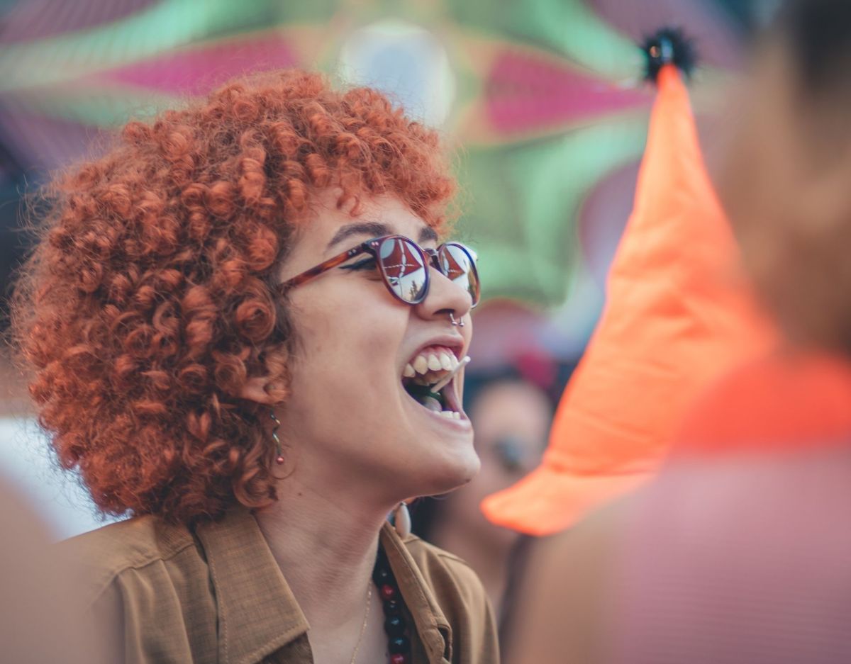 frau lachen schreien brille locken rothaarig