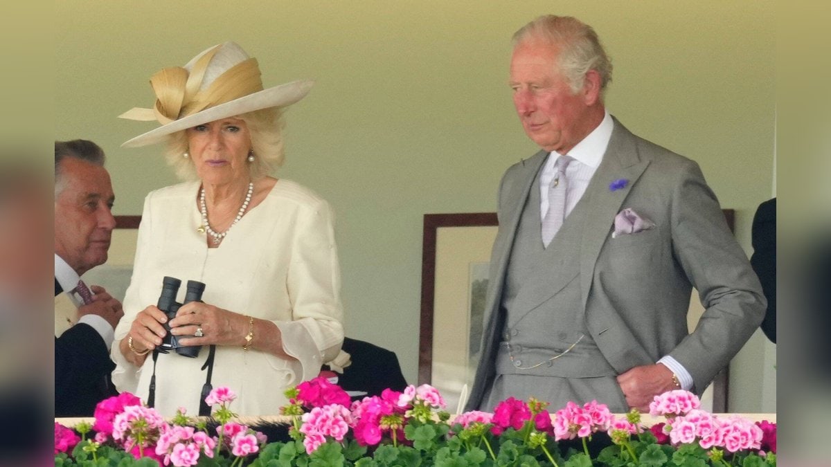 Ohne Namensschild: Prinz Charles und Herzogin Camilla am zweiten Tag von Royal Ascot 2021.. © imago images/Shutterstock