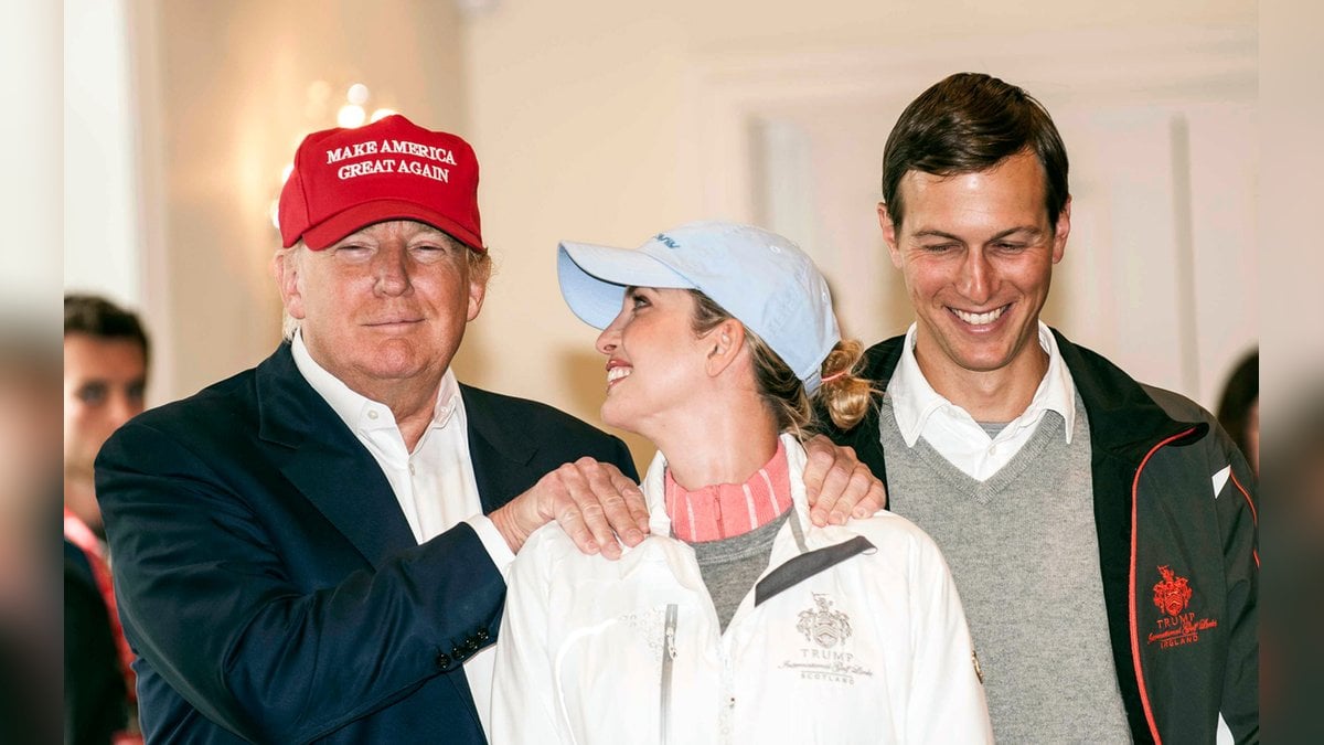 Donald Trump mit Tochter Ivanka und deren Ehemann Jared Kushner (re.) im Jahr 2015. © Christian David Cooksey/Shutterstock.com