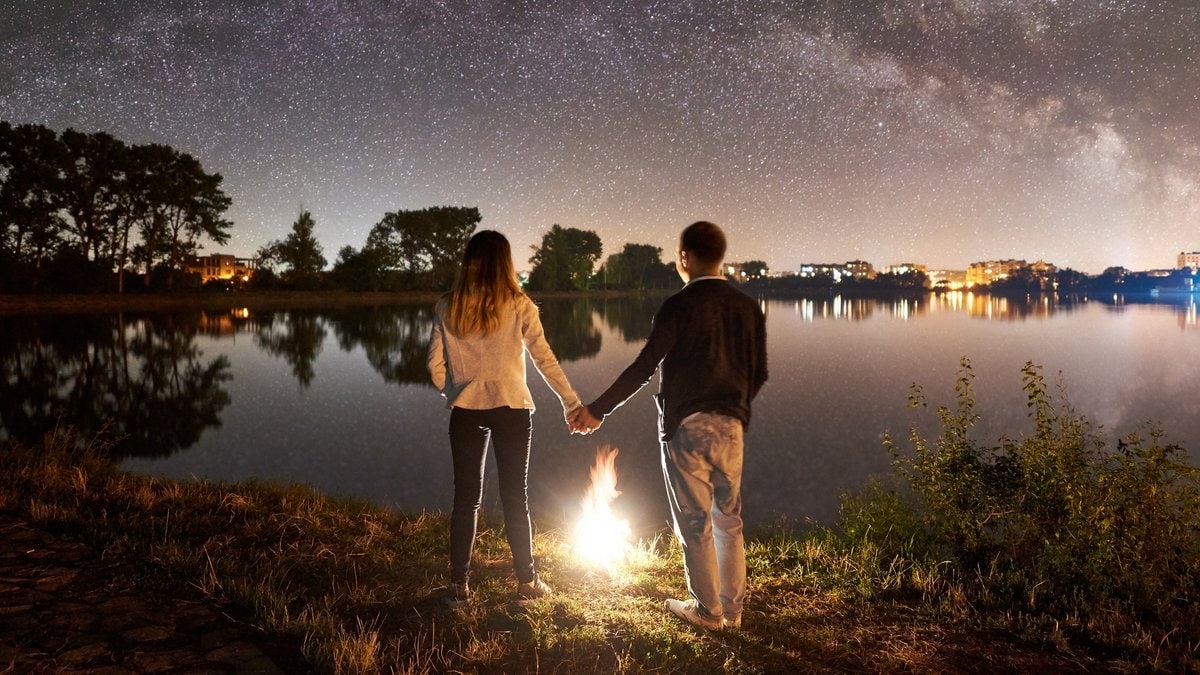 Direkt unter dem Sternenzelt campieren - gibt es etwas Schöneres?. © anatoliy_gleb/Shutterstock.com