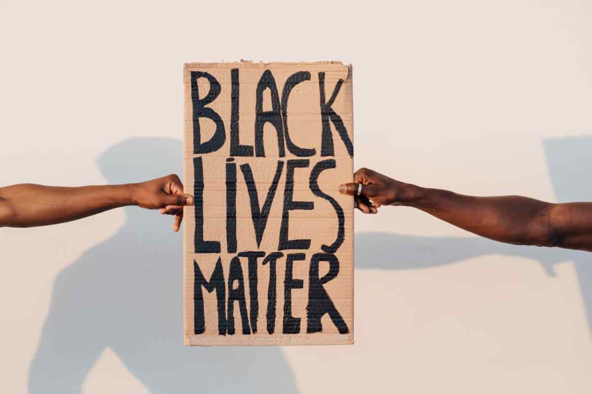 Zwei Schwarze halten BLM Schild