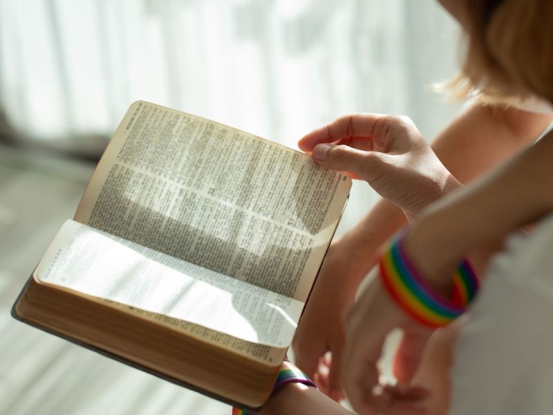 Frauen halten Buch