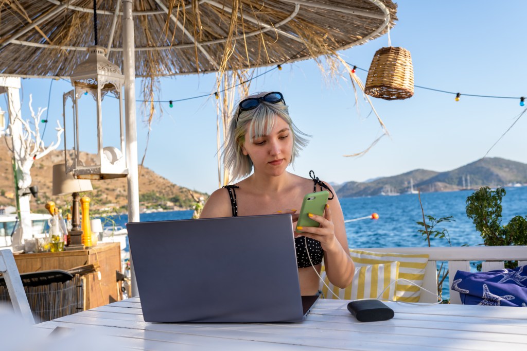 Frau arbeitet am Strand