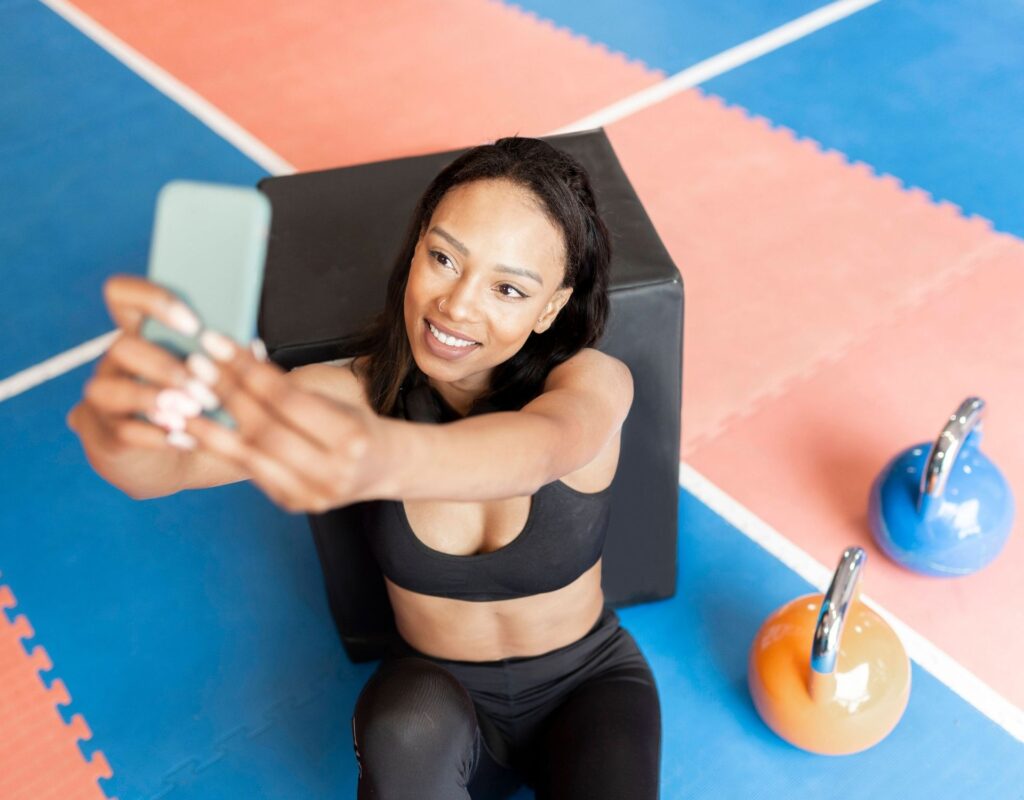 Frau Fitnessstudio Selfie