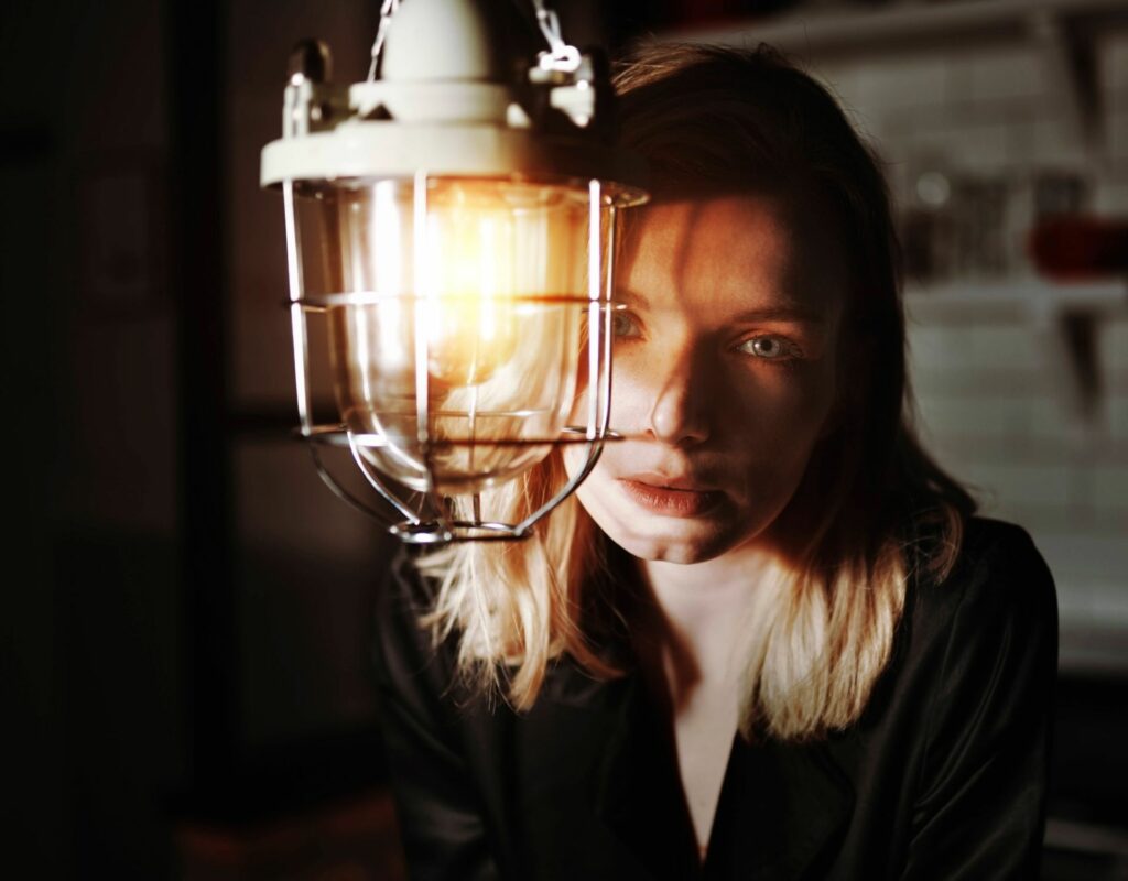 Frau Traurig Angststörungen dunkel Lampe