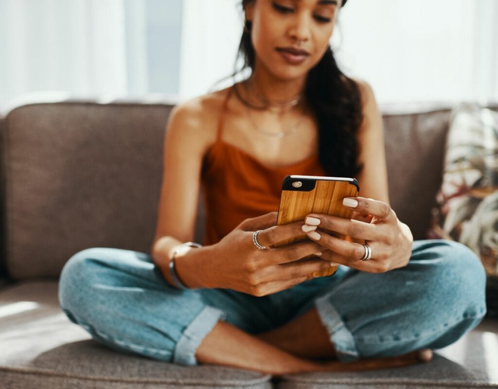 Frau auf dem Sofa mit smartphone