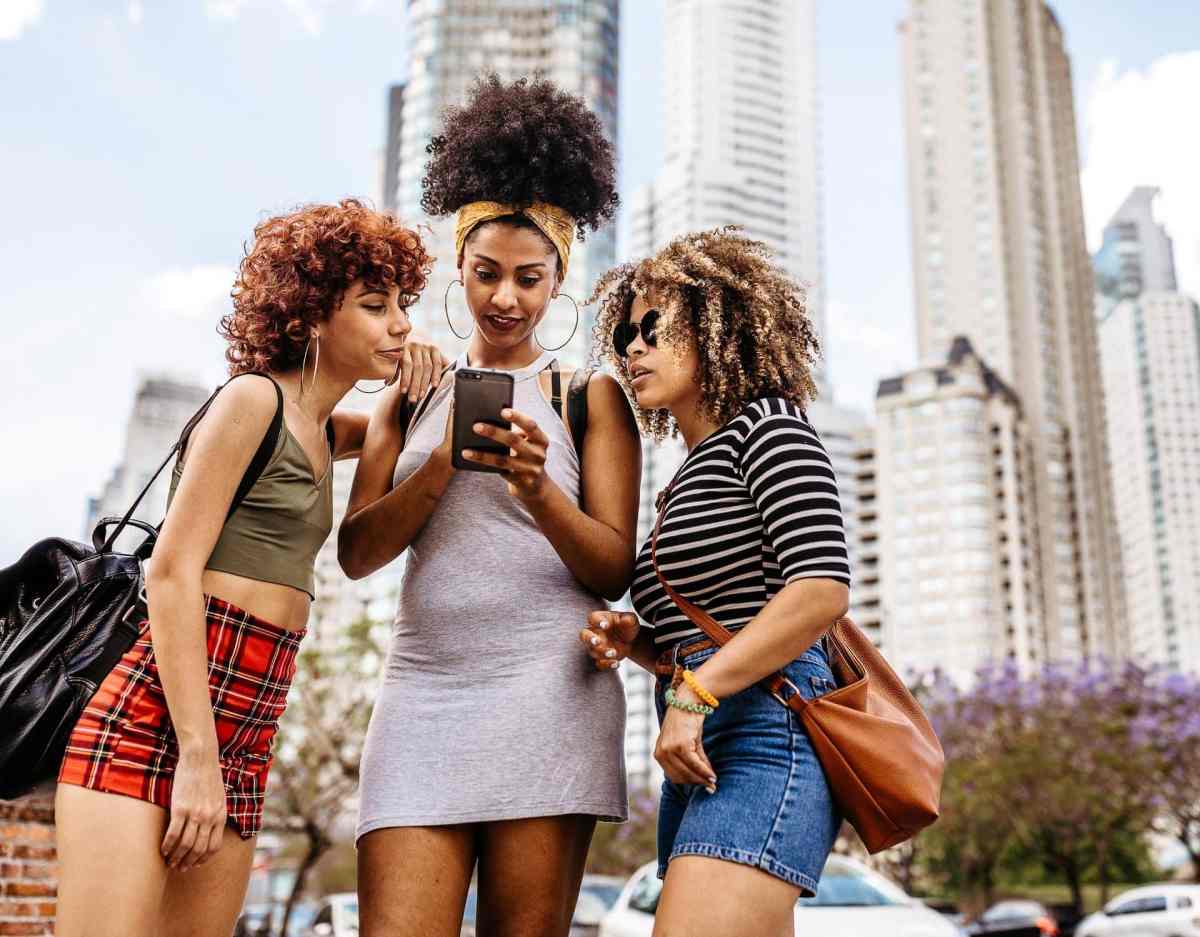 drei freundinnen testen dating app in der stadt