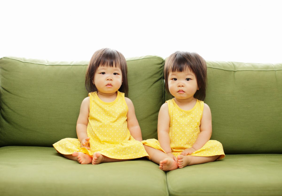 Babys kinder kleid couch gelb asien zuhause asiatisch