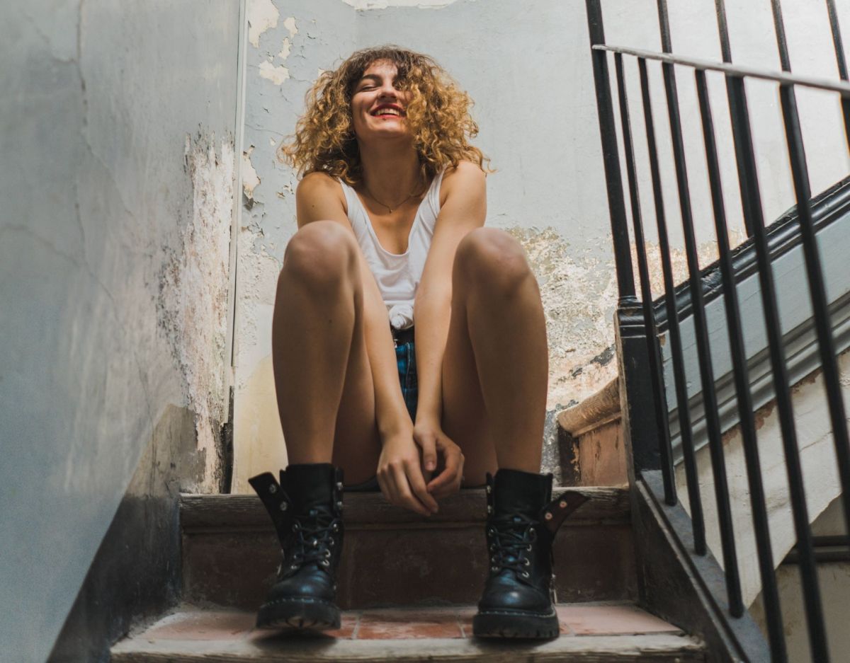 Frau mit Locken im Treppenhaus