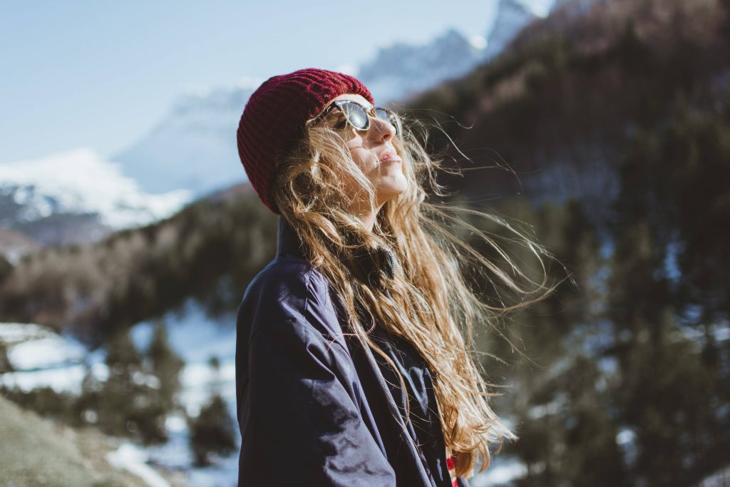 Frau bildet Vitamin D in der Wintersonne