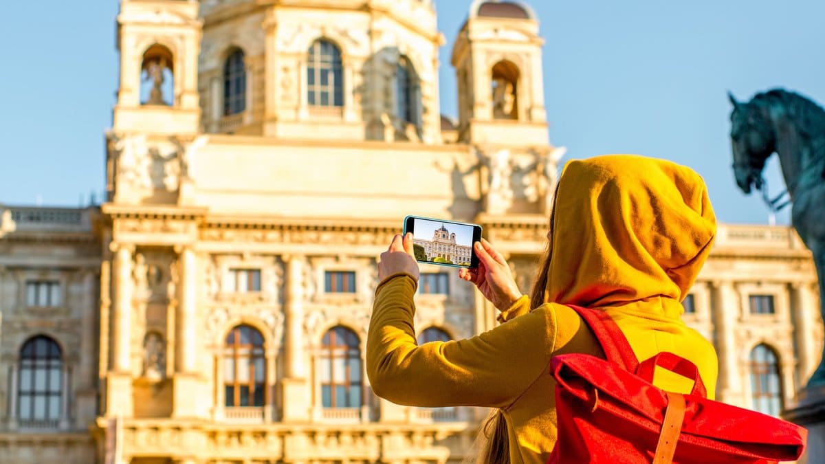 In Österreich können Touristen größtenteils ohne Maske die Städte erkunden.. © RossHelen/Shutterstock.com