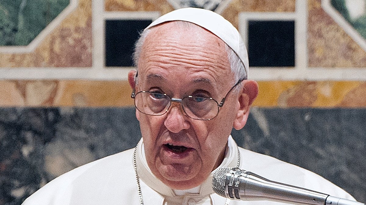 Papst Franziskus muss sich einer Darm-OP unterziehen.. © PIXEL2020/Shutterstock.com
