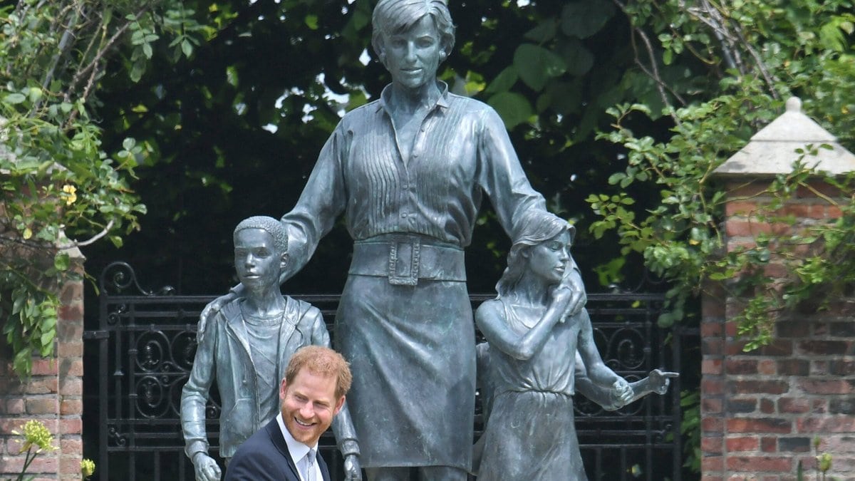 Prinz Harry am Donnerstag vor der neuen Statue