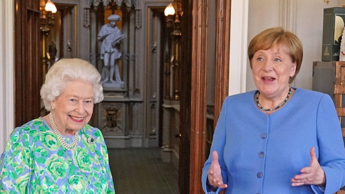 Mächtige Frauen unter sich: Queen Elizabeth II. (l.) und Angela Merkel.. © imago/i Images