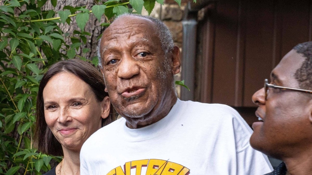 Bill Cosby (m.) nach seiner Entlassung aus dem Gefängnis. © imago/ZUMA Wire