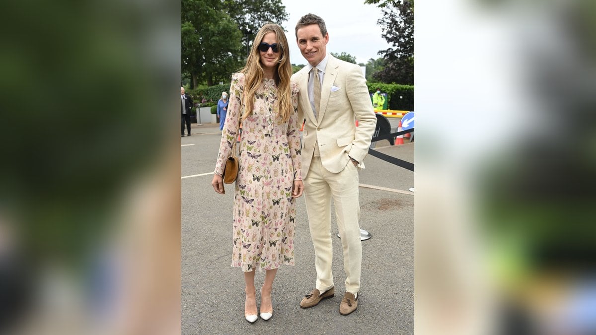 Eddie Redmayne und Frau Hannah gaben in Wimbledon ein stylisches Paar ab.. © Imago Images/i Images/Stephen Lock