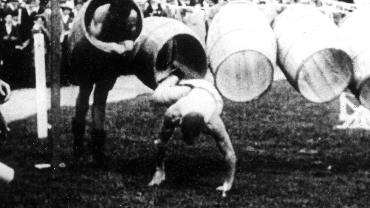 Tonnenspringen war zu Beginn des 20. Jahrhunderts eine olympische Disziplin.. © Getty Images/ullstein bild Dtl.