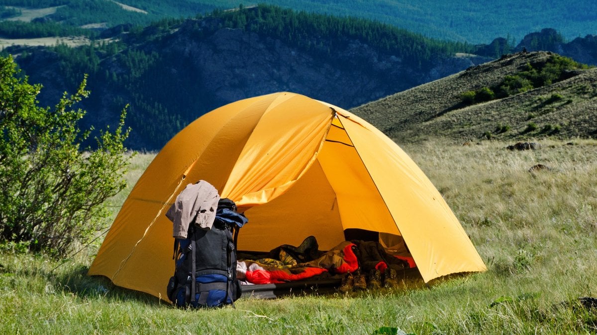 Beim Zelten lässt sich die Natur in vollen Zügen genießen.. © simoly/Shutterstock.com