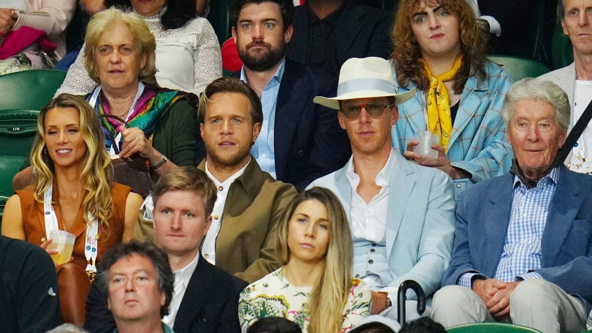 Benedict Cumberbatch (mit Hut) und Olly Murs (links daneben) in Wimbledon. © imago images/Shutterstock