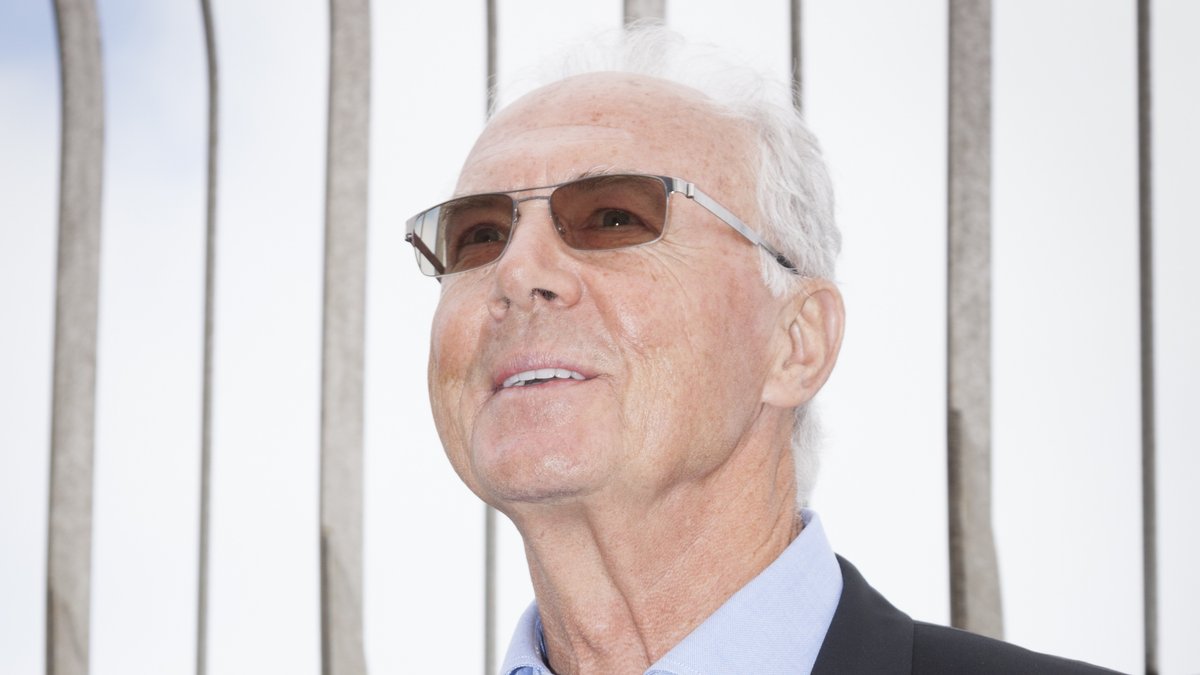 Franz Beckenbauer freut sich über diesen Gelegenheitsfund. © Glynnis Jones/Shutterstock.com