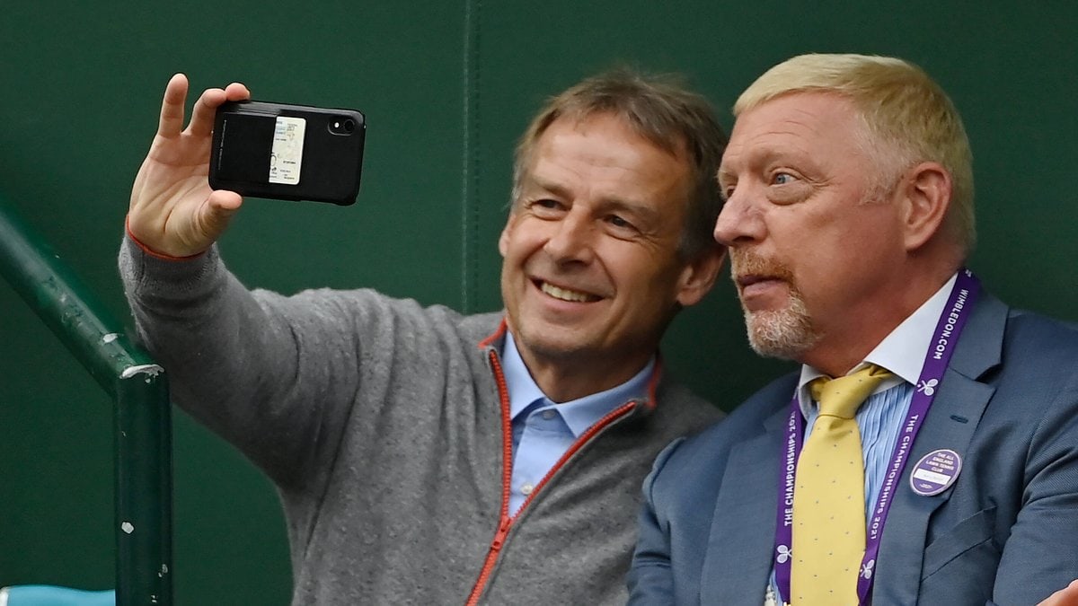 Jürgen Klinsmann (li.) hielt den besonderen Moment mit Boris Becker fest.. © imago images/Paul Zimmer