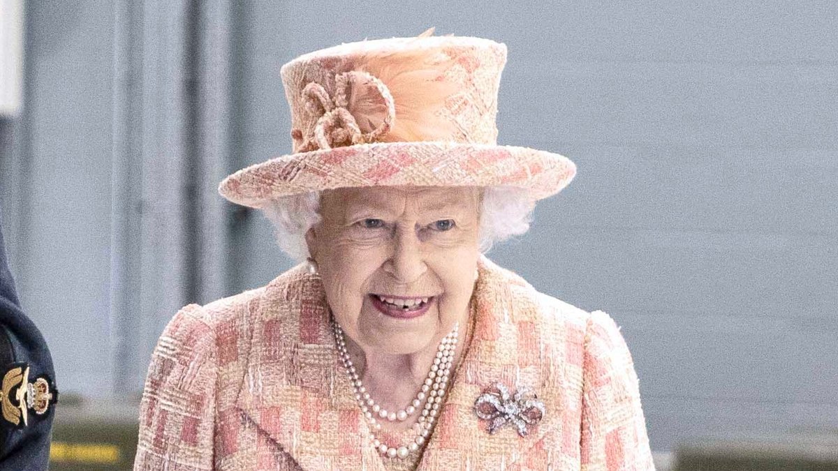 Die Queen drückt der englischen Fußballnationalmannschaft die Daumen.. © ALPR/AdMedia/ImageCollect