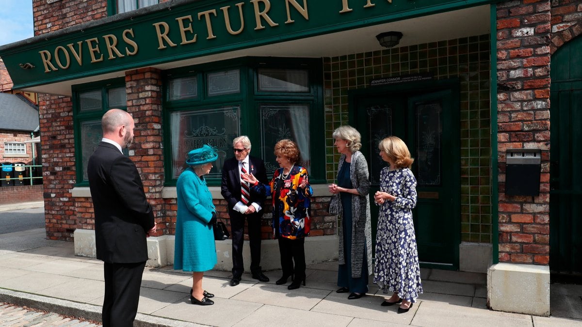 Queen Elizabeth II. traf bei ihrem Set-Besuch auch auf Darsteller der Soap "Coronation Street".. © imago images/i Images