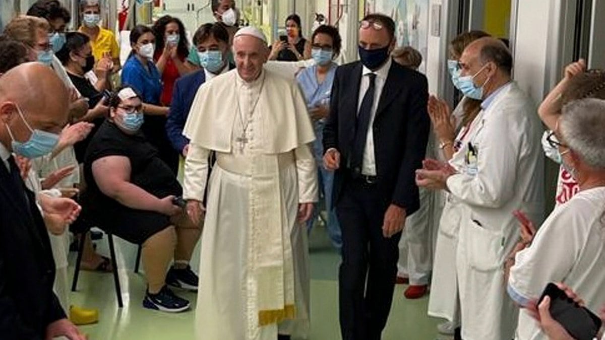 Vor seiner Entlassung besuchte Papst Franziskus noch die Kinderkrebsstation des Krankenhauses.. © imago images/Independent Photo Agency Int.