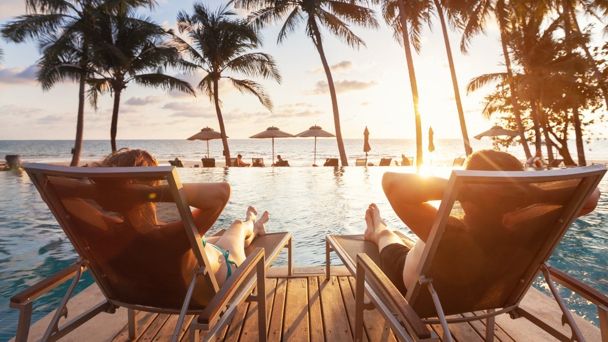 Entspannt am Pool des Hotels den Sonnenuntergang genießen: In Pauschalreisen ist das häufig inbegriffen.. © Song_about_summer / Shutterstock.com