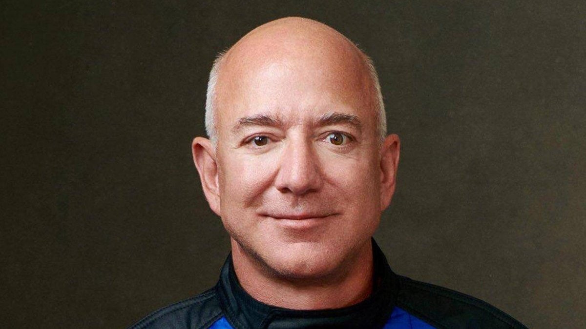 Amazon-Gründer Jeff Bezos in seiner Weltraum-Montur. © imago/Cover-Images