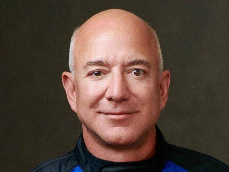 Amazon-Gründer Jeff Bezos in seiner Weltraum-Montur. © imago/Cover-Images