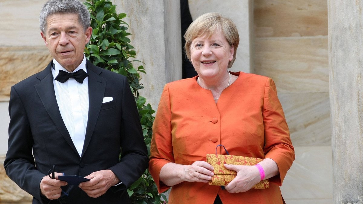 Angela Merkel mit ihrem Ehemann Joachim Sauer bei den Bayreuther Festspielen 2021.. © imago/IPA Photo