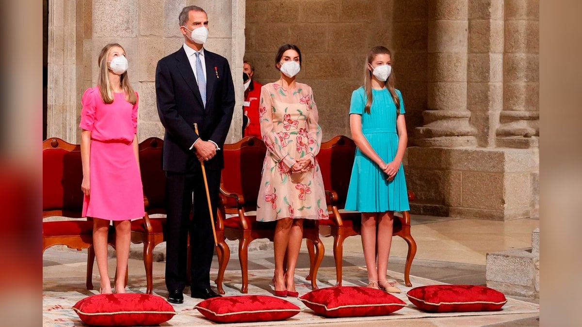 Farbenfroh und luftig: Die spanischen Royals besuchten am Sonntag Santiago de Compostela.. © imago images/Agencia EFE