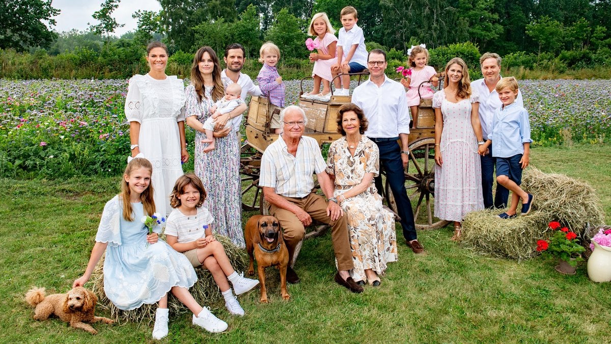 König Carl XVI. Gustaf (Mitte) freut sich über das Wiedersehen mit seiner ganzen Familie.. © Jonas Ekströmer/Kungl. Hovstaterna