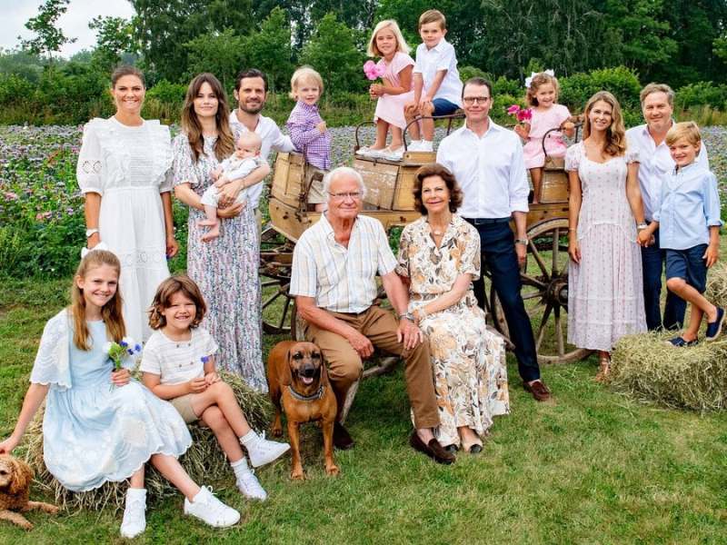 König Carl XVI. Gustaf (Mitte) freut sich über das Wiedersehen mit seiner ganzen Familie.. © Jonas Ekströmer/Kungl. Hovstaterna