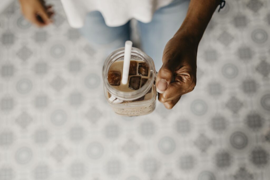 Frau mit Kaffee