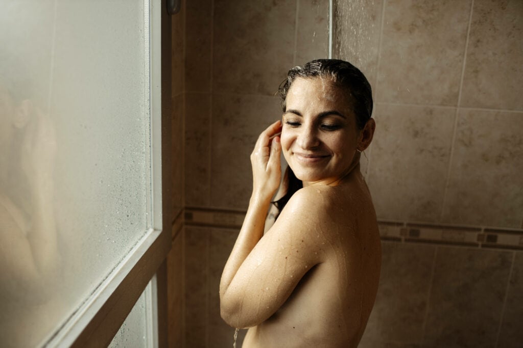 Frau beim Duschen