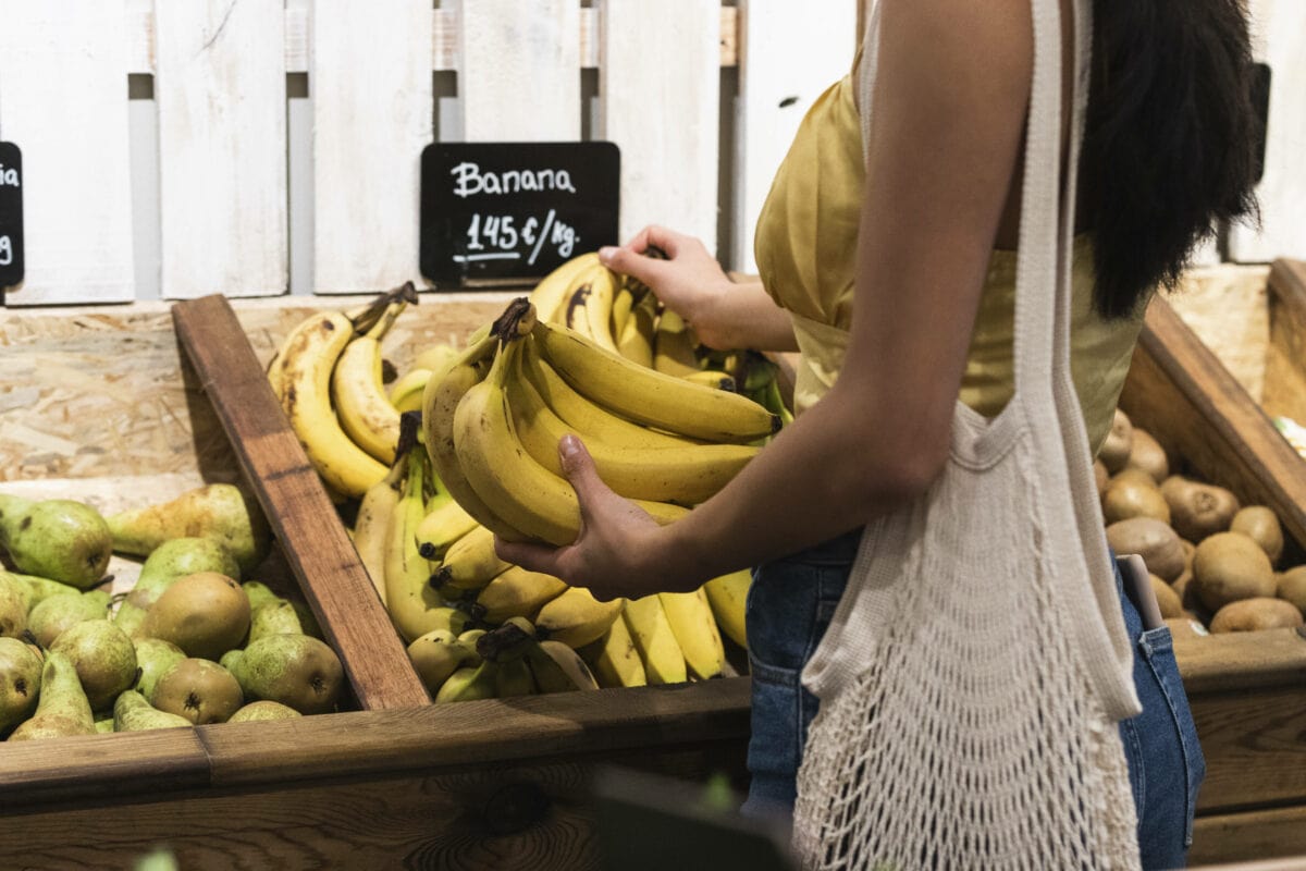 Frau kauft Lebensmittel Bananen