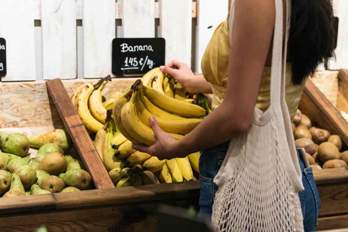 Frau kauft Lebensmittel Bananen