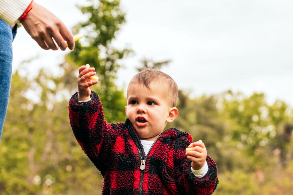 baby snack draußen kind eltern