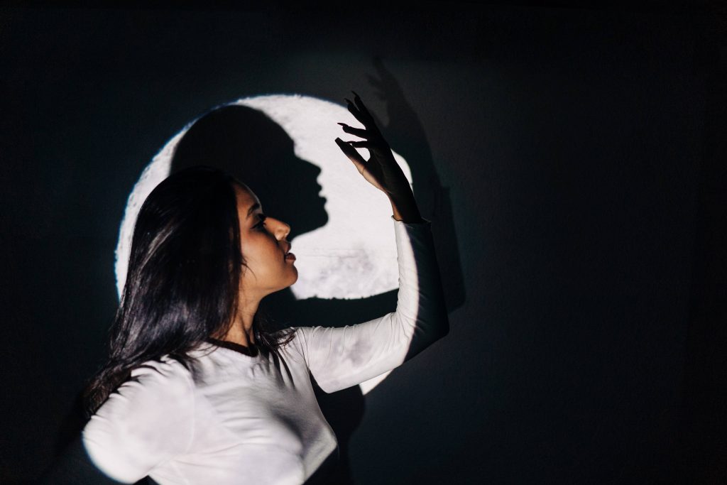 Frau mit Mond-Projektion
