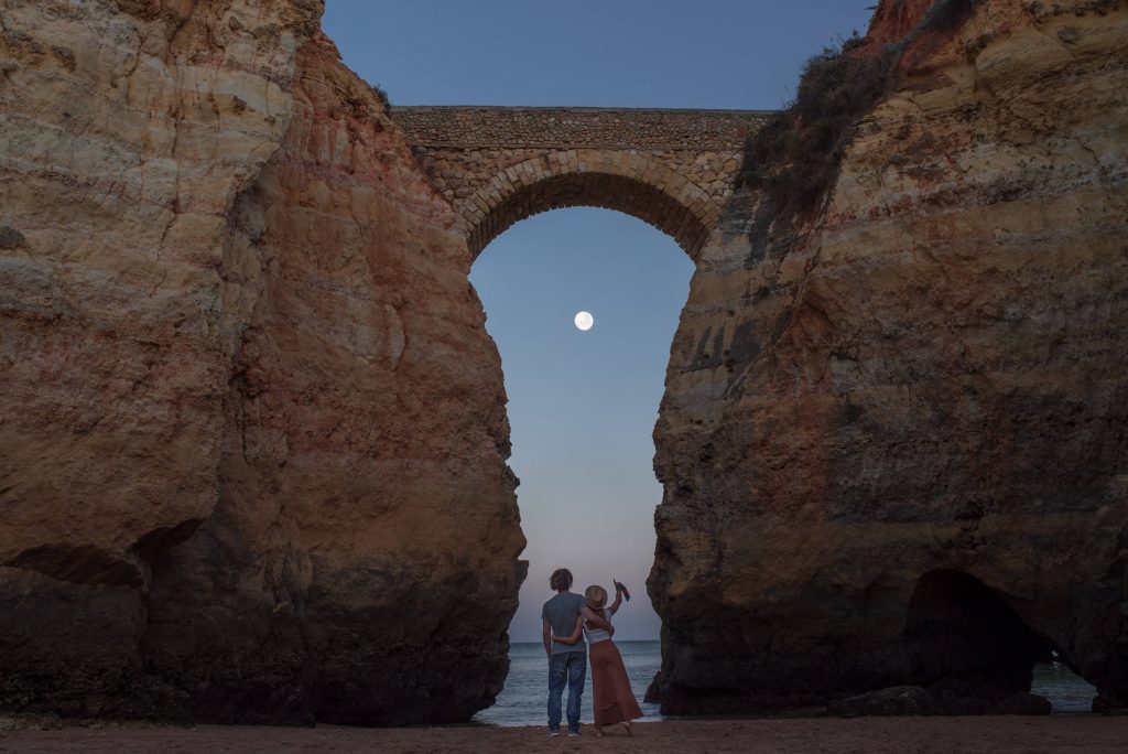 Paar schaut Mond an
